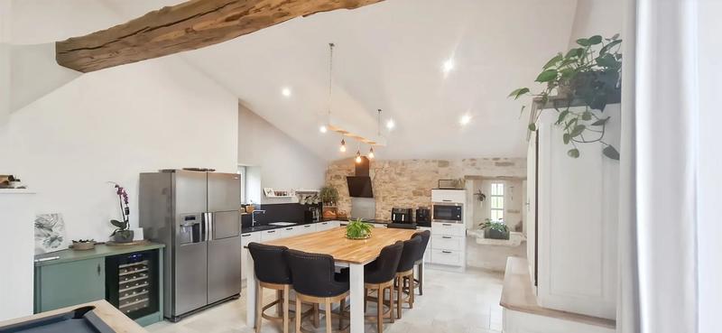 Maison en pierre - 213 m² - 6 pièces