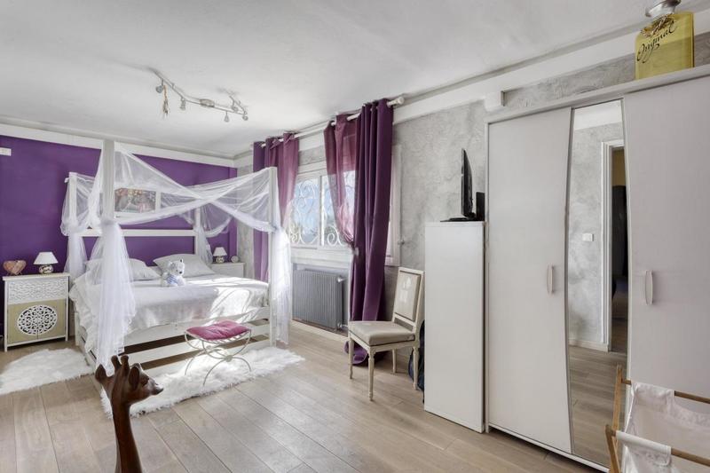 Maison - 255 m² - 8 pièces