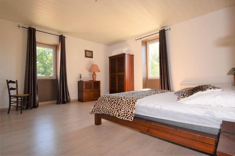 Corps de ferme - 385 m² - 6 pièces