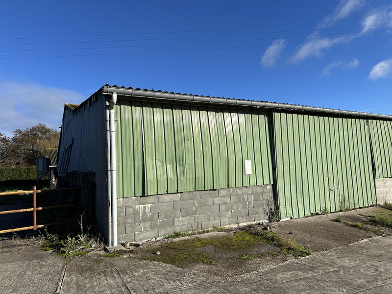 Parking / Garage - 555 m²