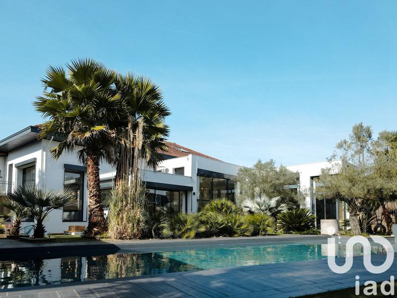 Maison - 590 m² - 11 pièces