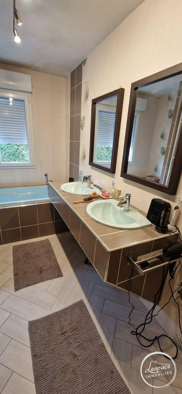 Maison - 186 m² - 8 pièces