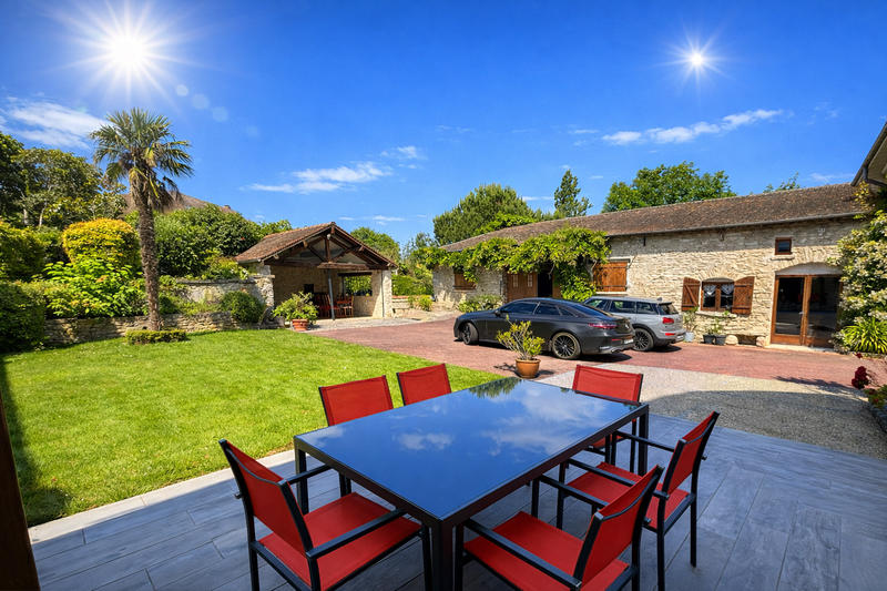 Propriété - 255 m² - 9 pièces