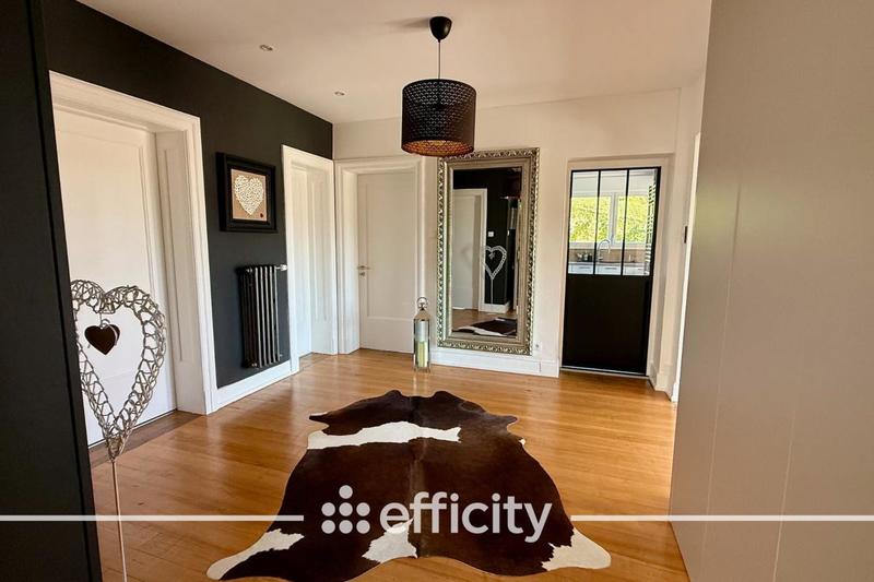 Maison - 383 m² - 12 pièces