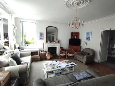 Maison - 235 m² - 7 pièces