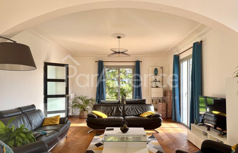 Maison - 290 m² - 9 pièces