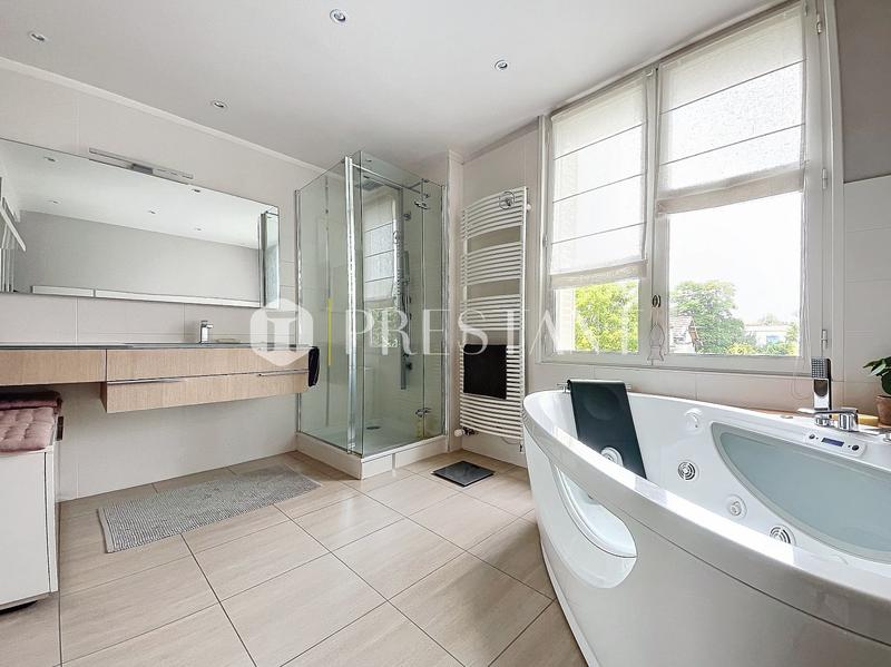 Maison - 300 m² - 9 pièces