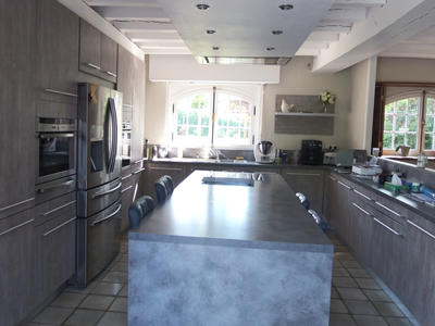 Maison - 214 m² - 8 pièces