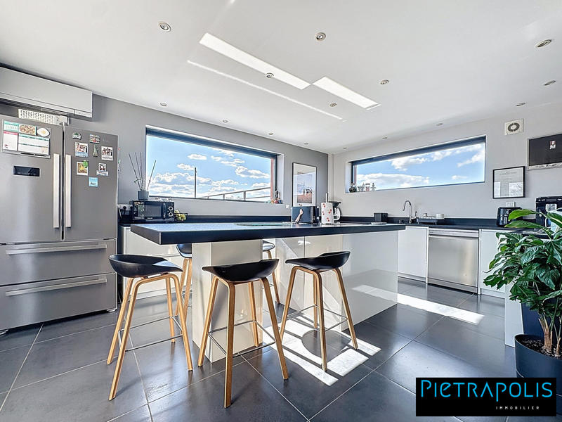 Maison contemporaine - 322 m² - 8 pièces