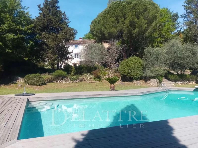 Villa - 263 m² - 9 pièces