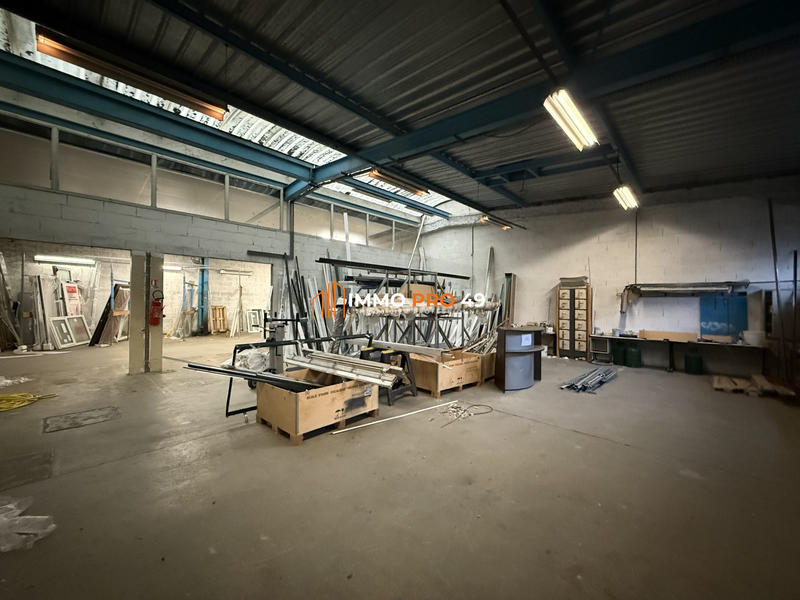 Local d'activités - 1 127 m²
