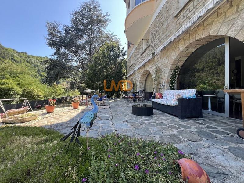 Propriété - 250 m² - 11 pièces