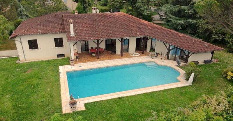 Maison - 204 m² - 7 pièces