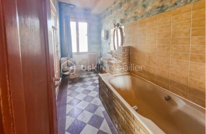 Propriété - 900 m² - 40 pièces