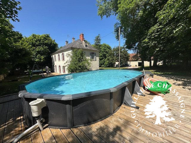 Maison traditionnelle - 220 m² - 7 pièces