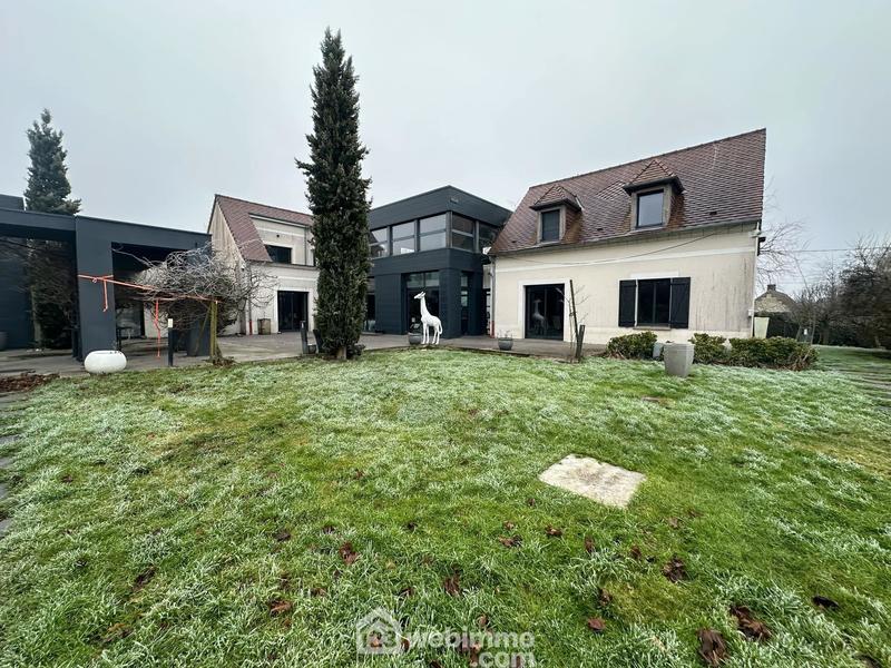 Maison - 730 m² - 10 pièces