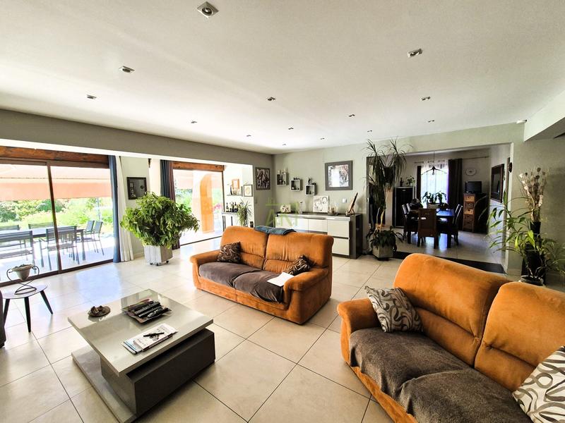 Maison traditionnelle - 313 m² - 11 pièces