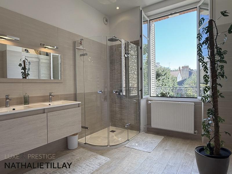 Maison - 220 m² - 9 pièces