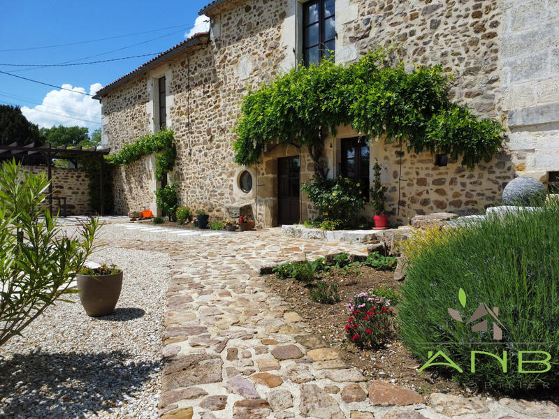 Maison - 305 m² - 8 pièces