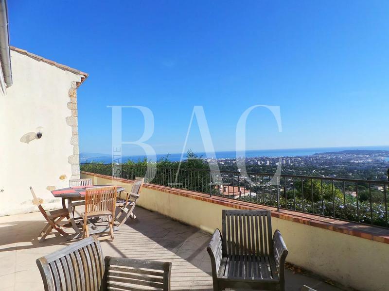 Villa - 330 m² - 8 pièces