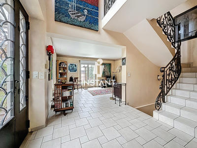 Maison - 240 m² - 10 pièces