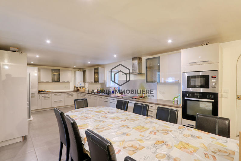 Maison - 206 m² - 8 pièces