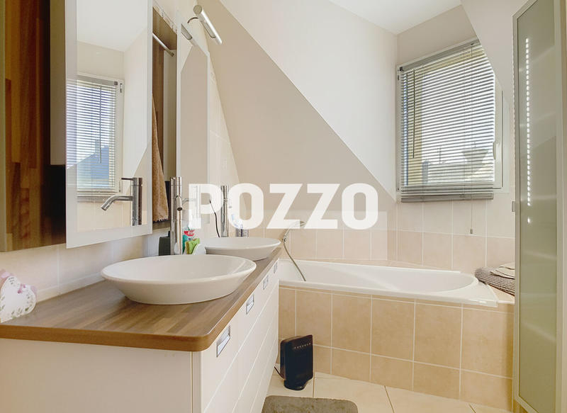 Maison - 250 m² - 9 pièces