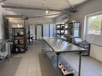 Local commercial - 135 m² - 4 pièces