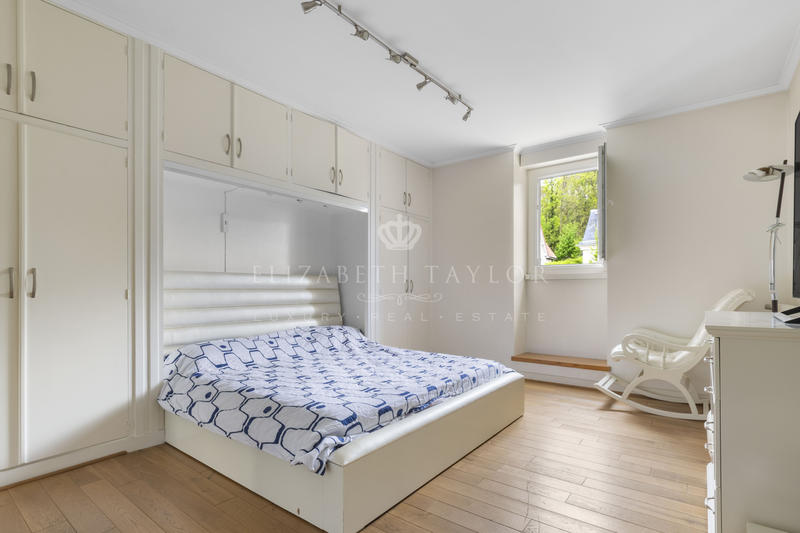 Maison - 298 m² - 10 pièces