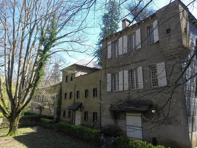 Maison - 941 m² - 26 pièces