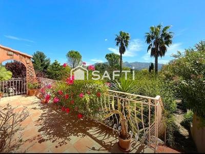 Maison - 220 m² - 9 pièces