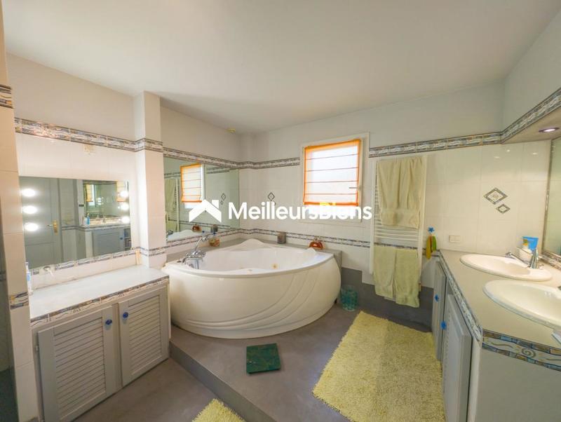 Villa - 176 m² - 6 pièces