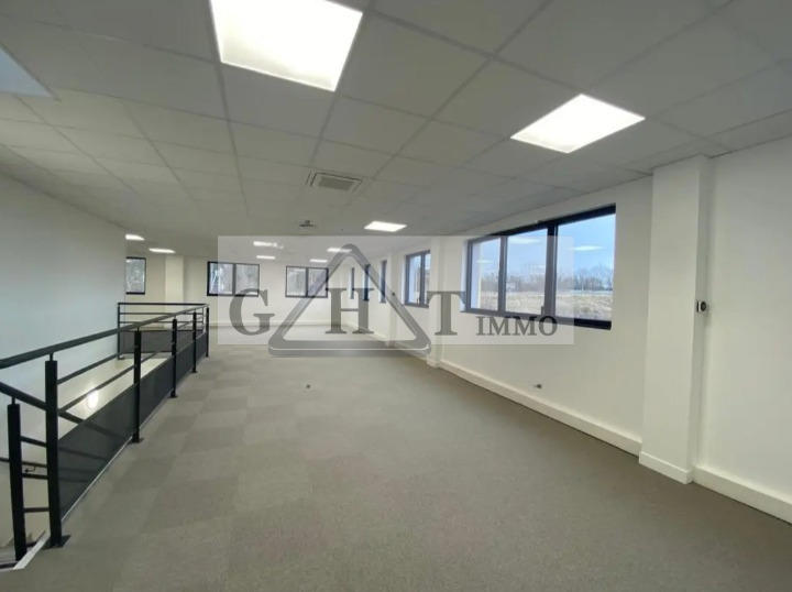 Entrepôt - 1 675 m²