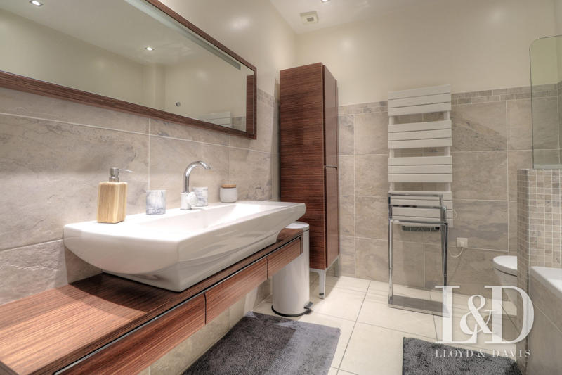 Maison - 321 m² - 10 pièces