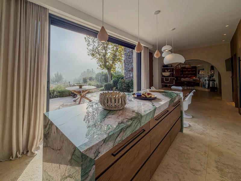 Maison traditionnelle - 245 m² - 5 pièces