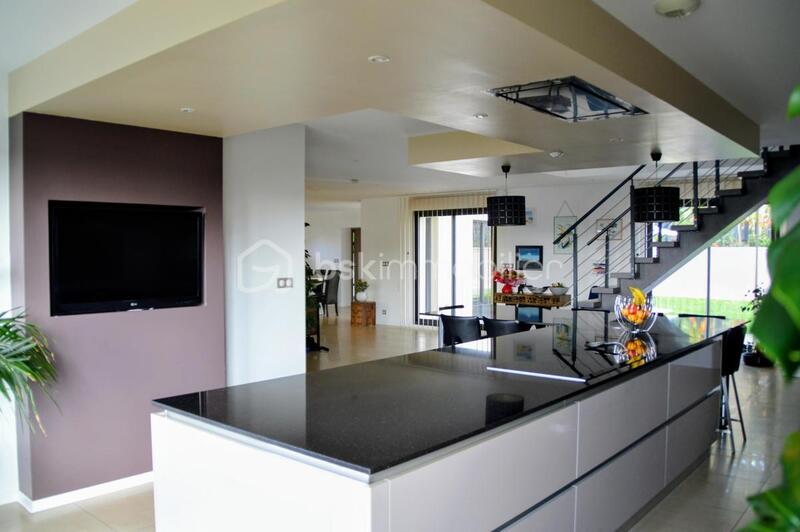 Maison - 280 m² - 8 pièces