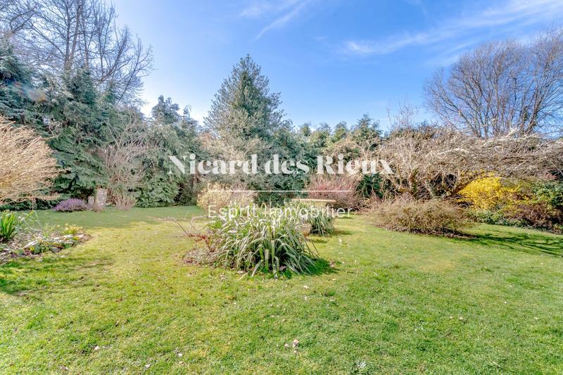 Maison - 317 m² - 11 pièces