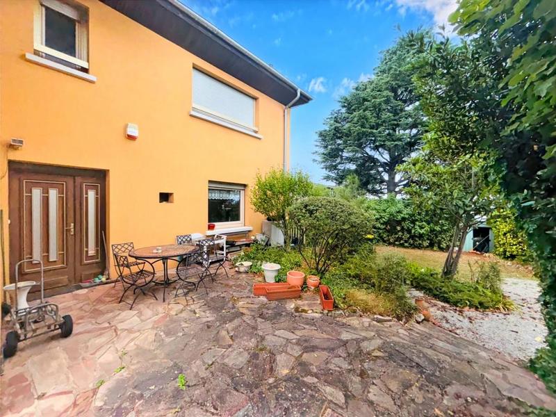 Maison - 220 m² - 8 pièces