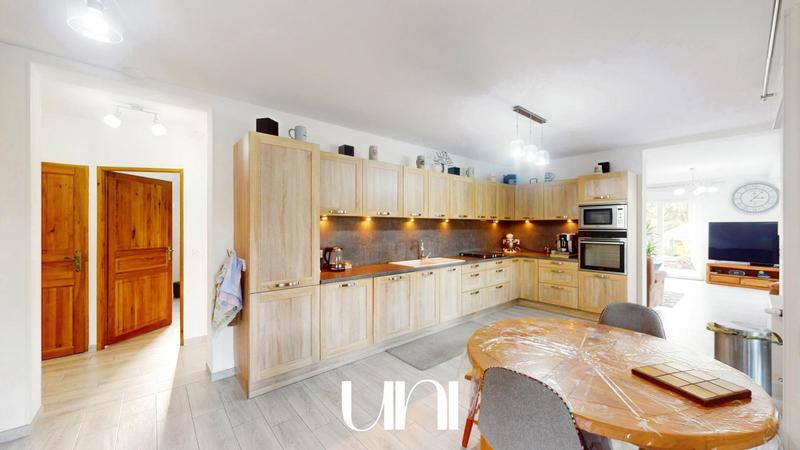 Maison - 247 m² - 7 pièces