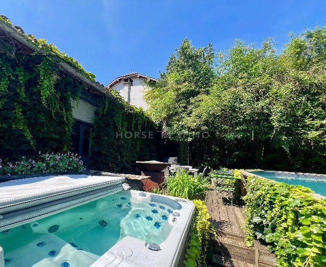 Propriété - 900 m² - 25 pièces