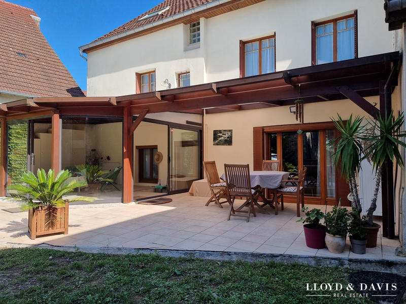 Maison - 230 m² - 13 pièces