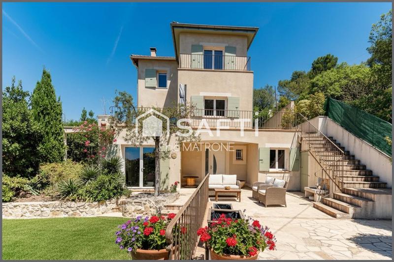 Maison - 250 m² - 9 pièces