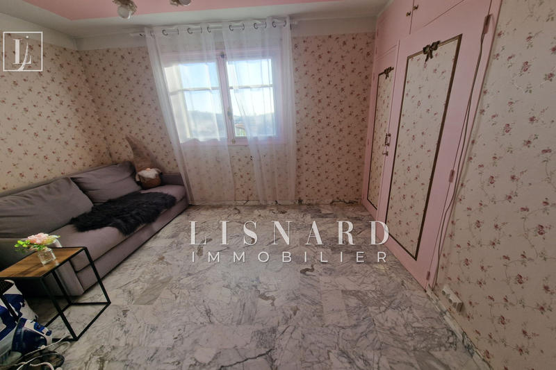 Maison - 235 m² - 8 pièces