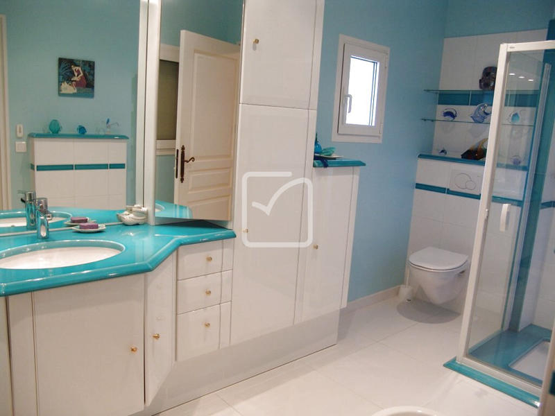 Maison - 260 m² - 15 pièces