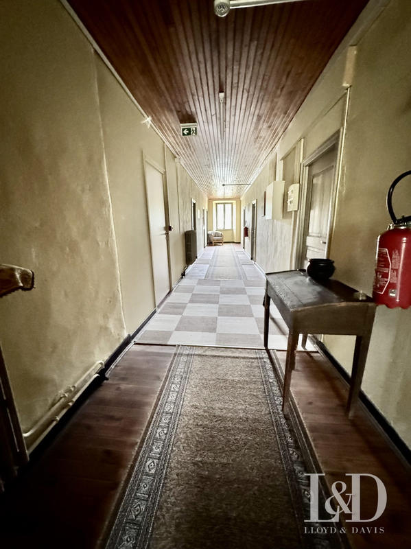 Maison ancienne - 1 490 m² - 40 pièces