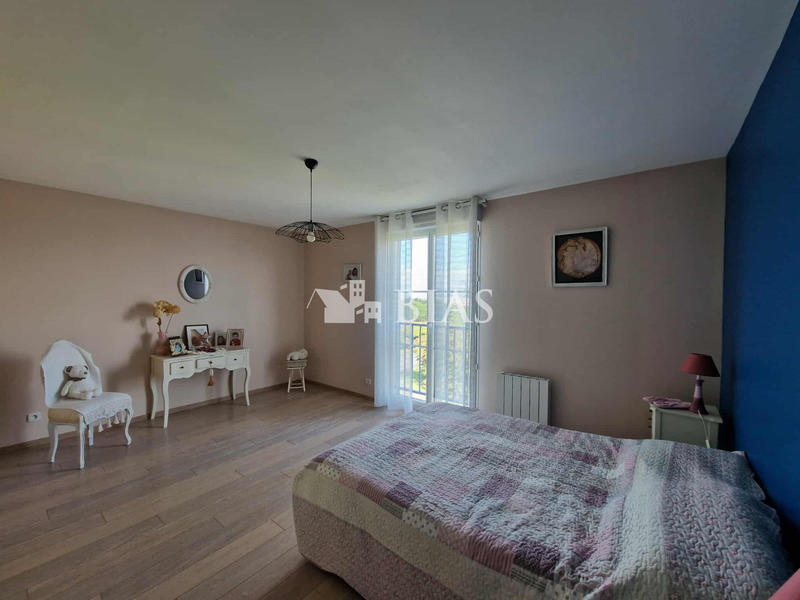 Maison - 218 m² - 8 pièces