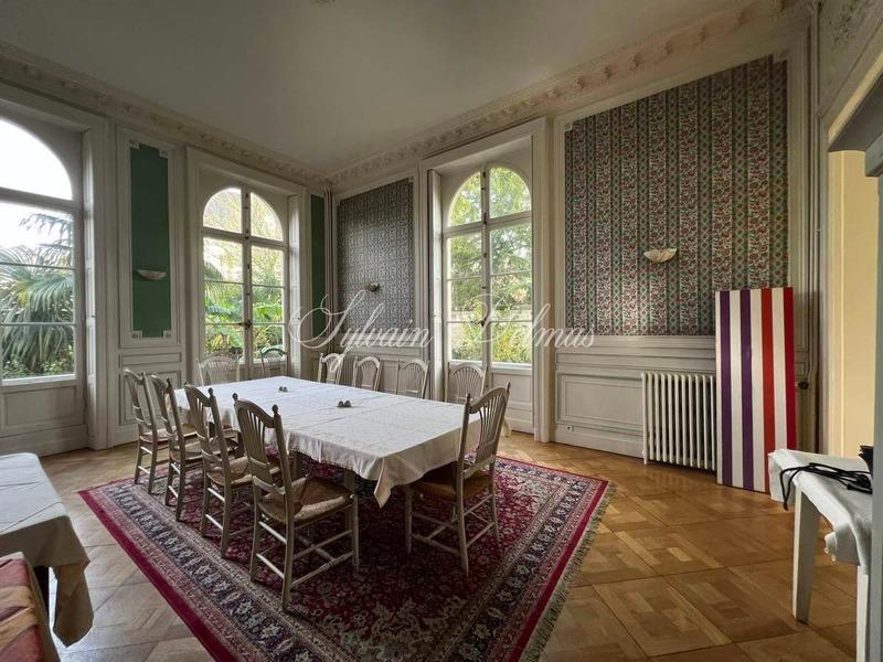 Demeure - 2 000 m² - 25 pièces