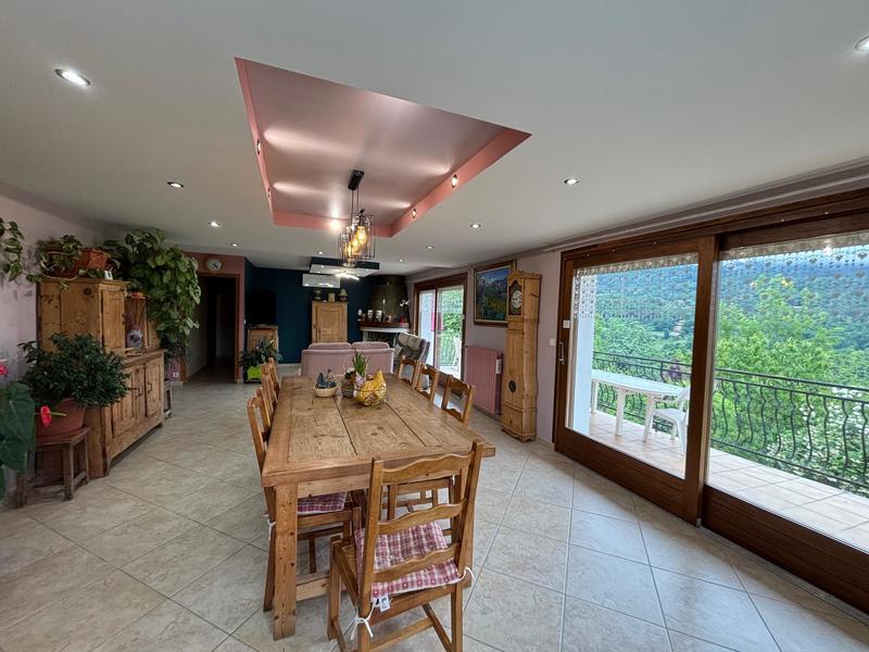 Maison traditionnelle - 276 m² - 6 pièces