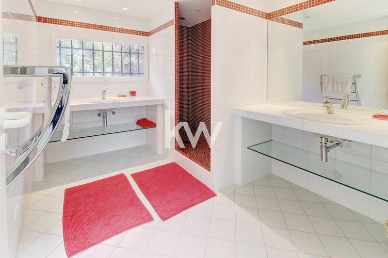 Maison - 230 m² - 8 pièces