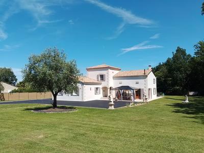 Maison - 223 m² - 9 pièces